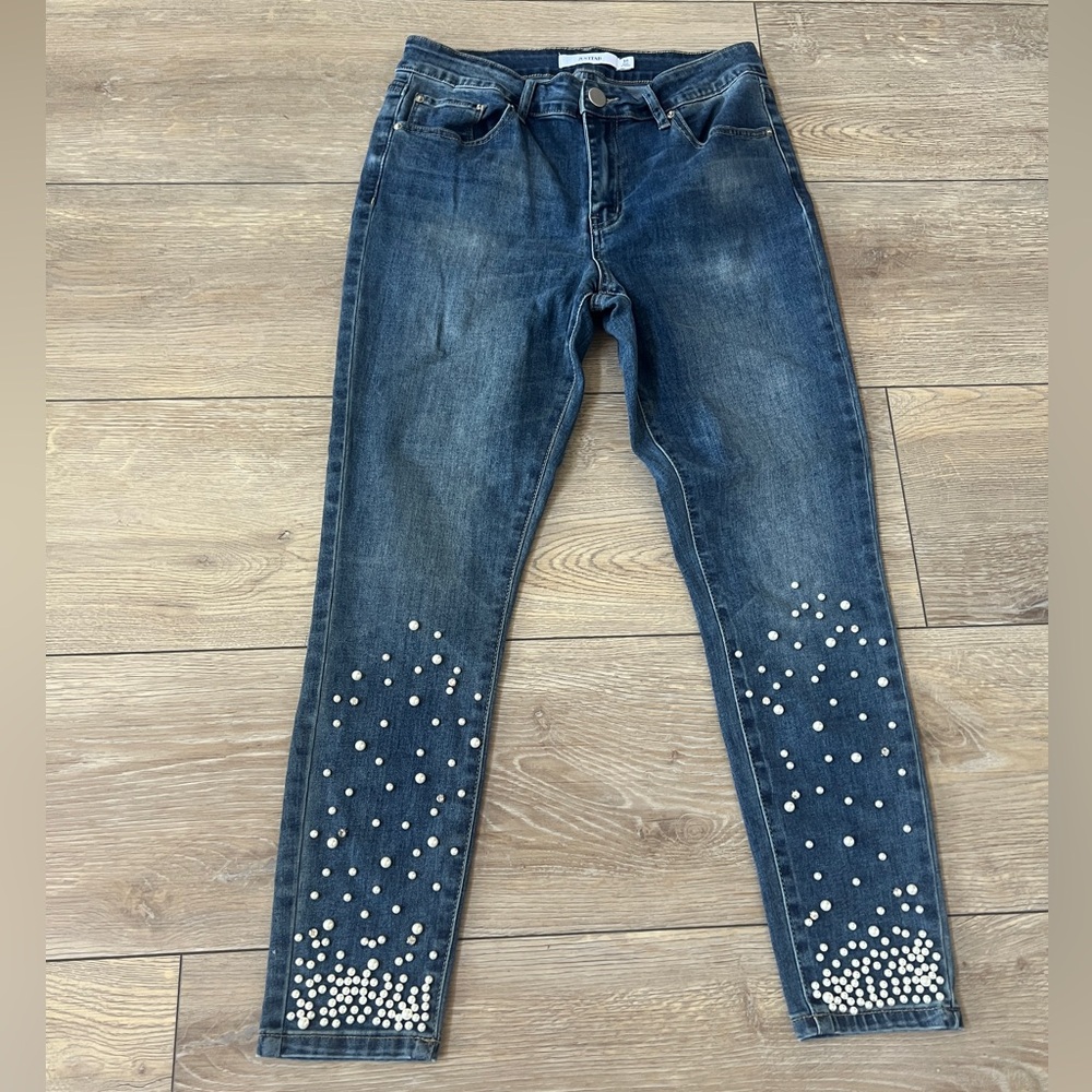 Jeans with peal accents at ankle. Size 30